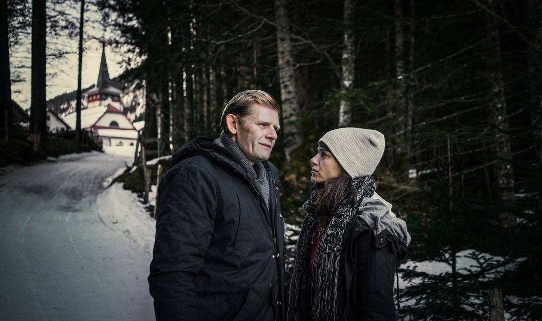 Die beiden Hauptdarsteller Marcus Signer als Manfred Kägi und Sarah Spale als Rosa Wilder.