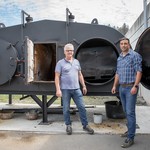 Sie tüfteln an ihrem Grillkohleprojekt (auch im Austausch mit einem Appenzeller Produzenten): Ruedi Bachmann (li) von der Korporation Zug und Martin Baumgartner von der Oberallmeindkorporation Schwyz (re).