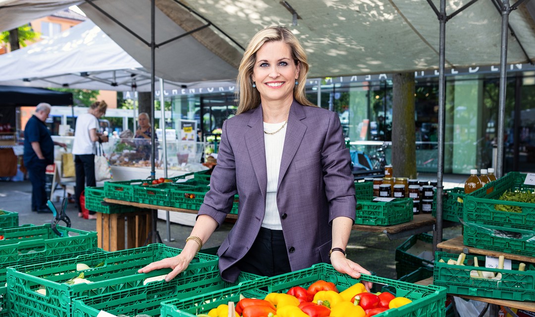 Moderatorin Sabine Dahinden am Wochenmarkt in Schwamendingen