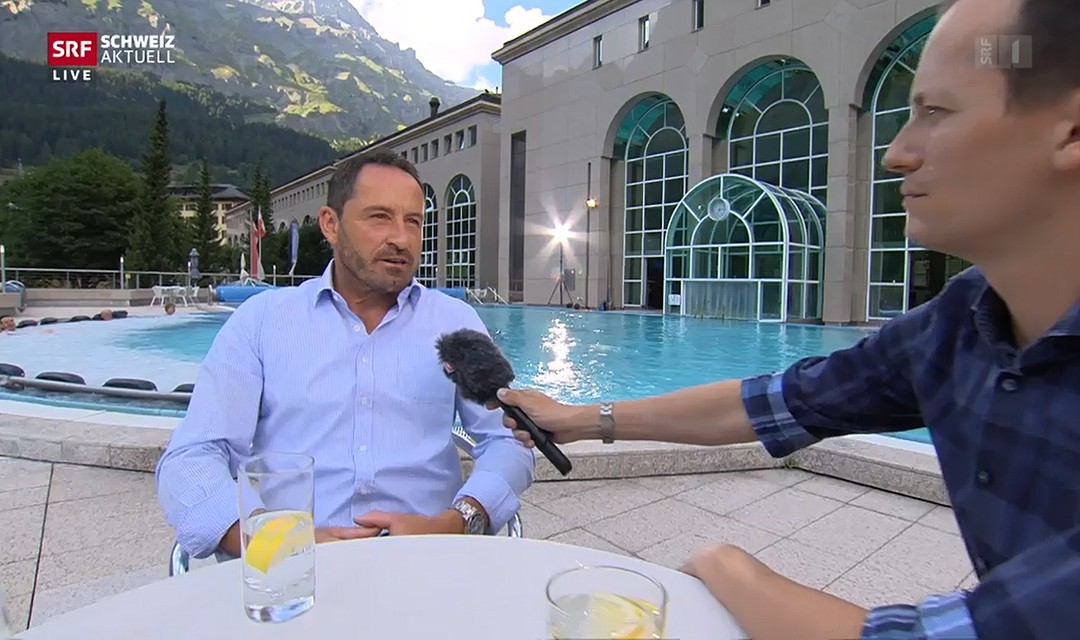 Moderator Michael Weinmann interviewt im Aussenbereich des Bads in Leukerbad den Gemeindepräsidenten von Leukerbad Christian Grichting