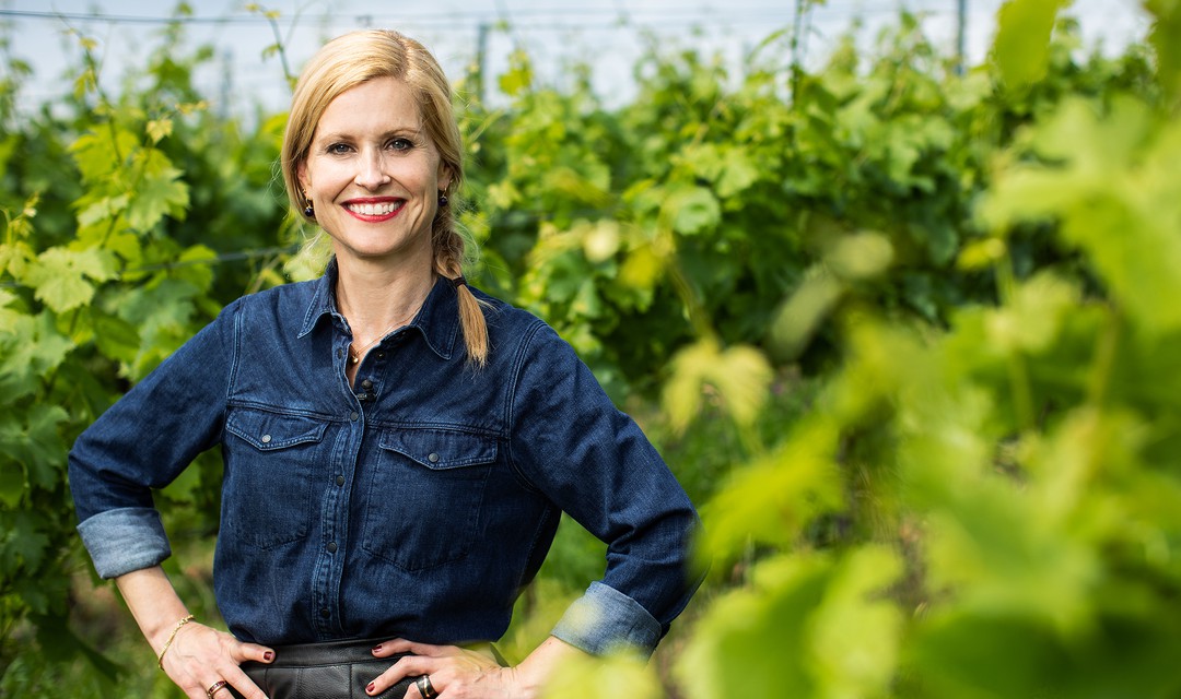 Sabine Dahinden steht in den Wein-Reben