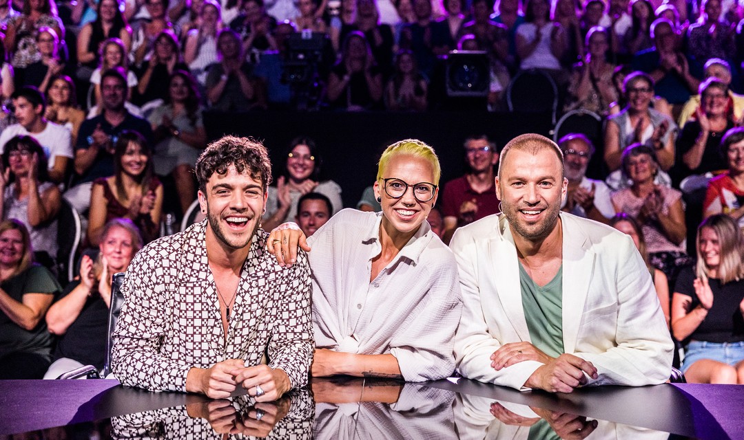 Die «Stadt Land Talent» -Scouts Luca Hänni, Stefanie Heinzmann und Jonny Fischer sitzen nebeneinander. Im Hintergrund das Publikum.