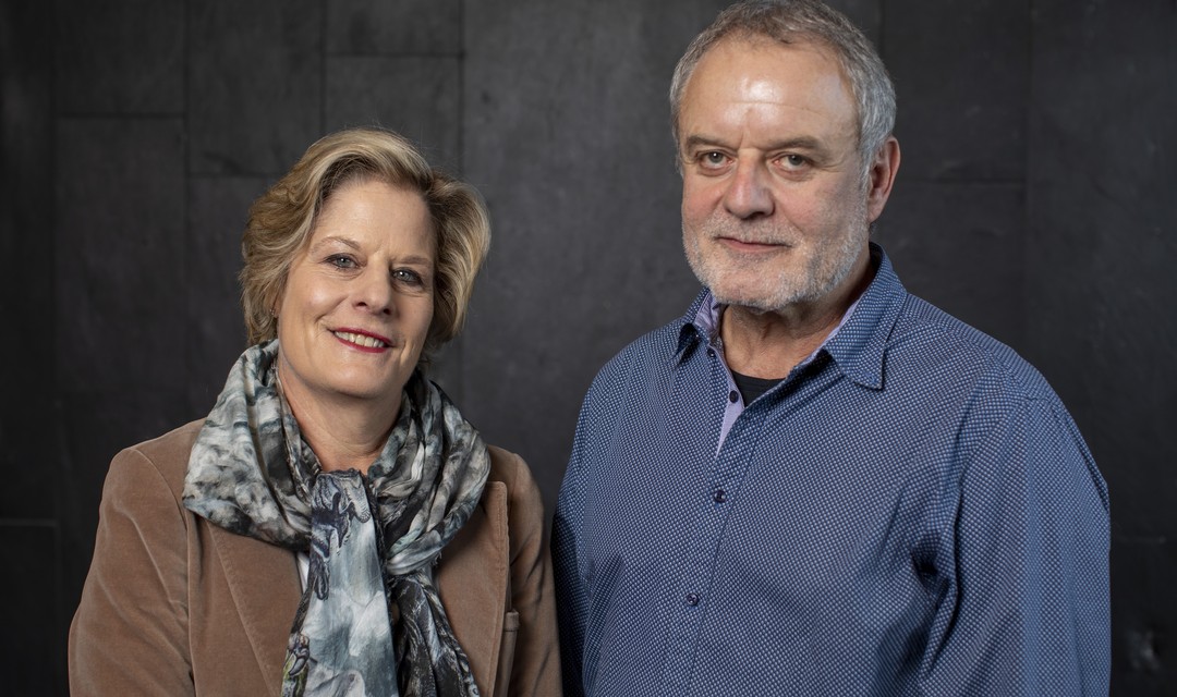 Das Foto ist ein Porträtbild der beiden Ombudsleute Esther Girsberger und Kurt Schöbi