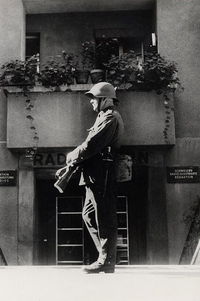 Ein Soldat vor dem Radiostudio Bern