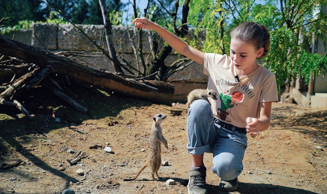 Janine füttert Tiere im Zoo