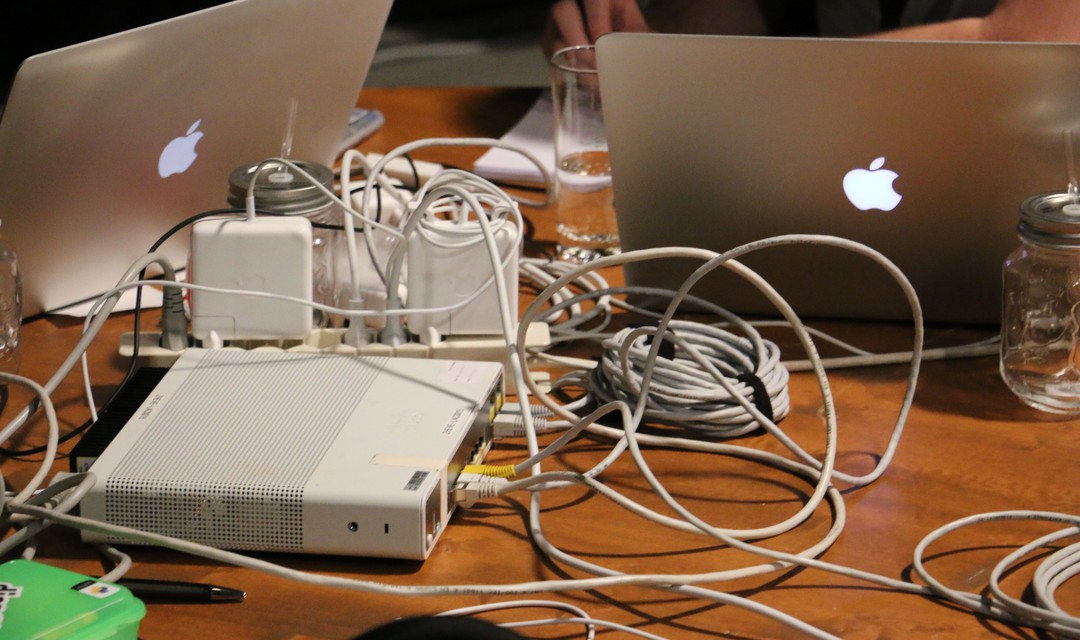 Kabel und Laptops auf Tisch in einem Durcheinander