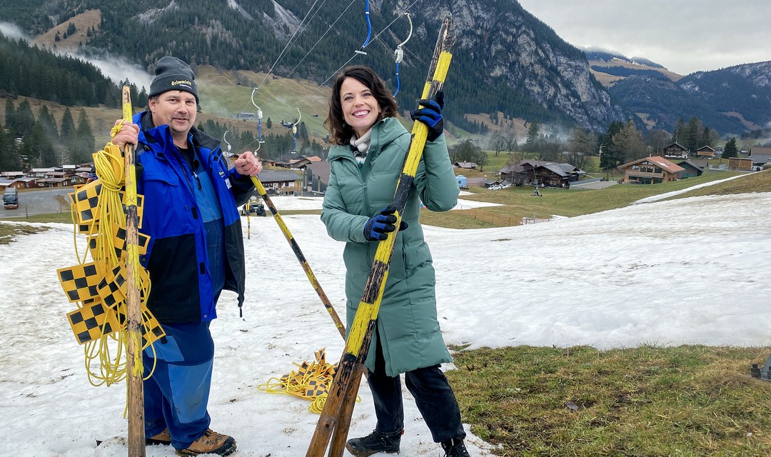 Mona Vetsch hält Ski in der Hand