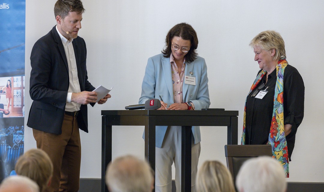 Philipp Schori, Nathalie Wappler, Lis Borner bei der Unterzeichnung