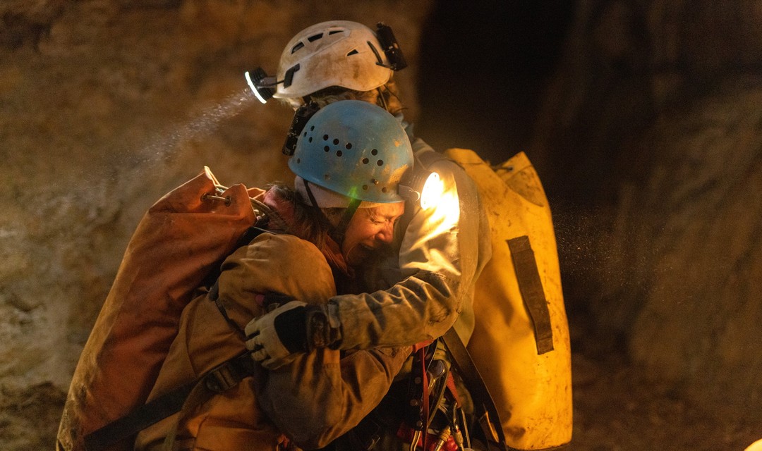 Szene aus dem Film, zwei Personen des Rettungstrupps in der Höhle