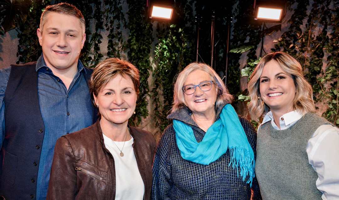 Foto: Schiedsrichter Jörg Abderhalden, Erika Hess, Lise-Marie Morerod und Moderatorin Fabienne Gyr