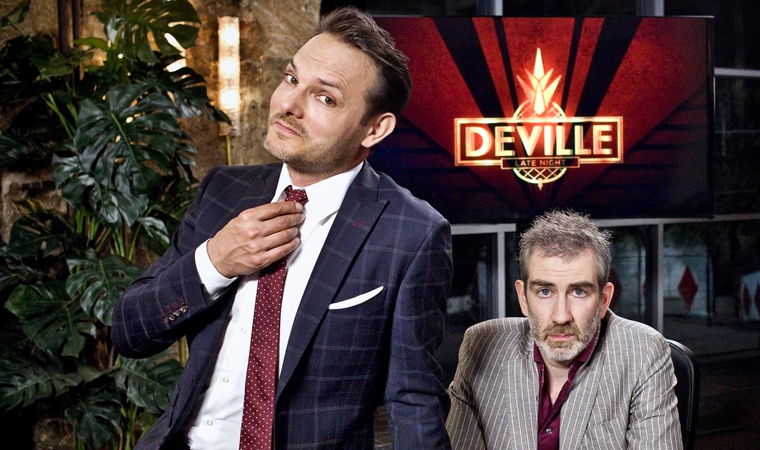 Dominic Deville und Kabarettist Manuel Stahlberger in der Late-Night-Show Deville 