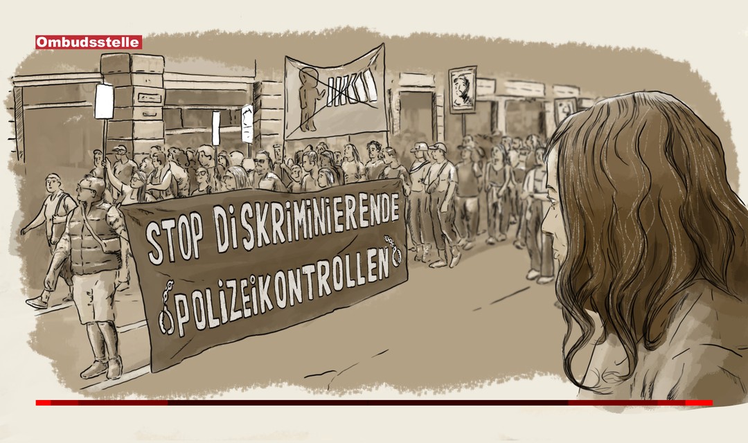 Die Illustration zeigt einen Demonstrationsumzug. Die Demonstrierenden führen ein Transparent mit der Aufschrift "Stop diskriminierende Polizeikontrollen" mit sich. Eine Frau - eine People of Color - schaut am rechten Bildrand der Demonstration zu. Ihr Bruder war am Bahnhof von Morges von Polizisten erschossen worden, als er sie mit einem Messer bedroht hatte.