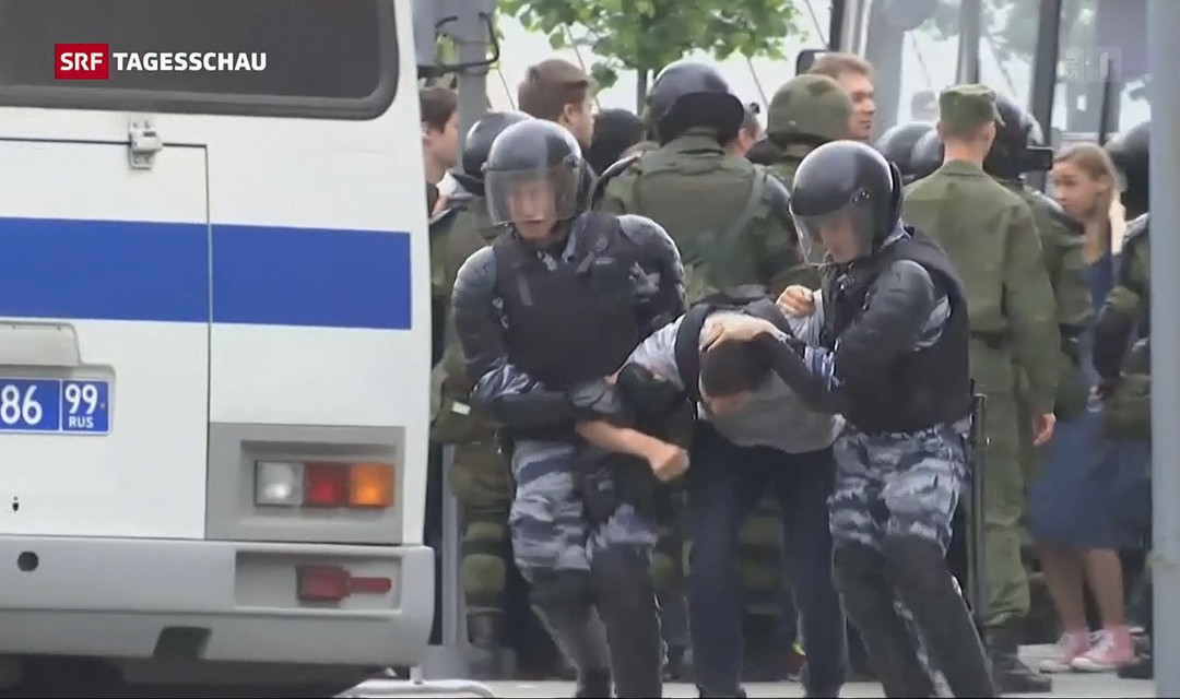 Sicherheitskräfte in Moskau führen einen Demonstranten ab