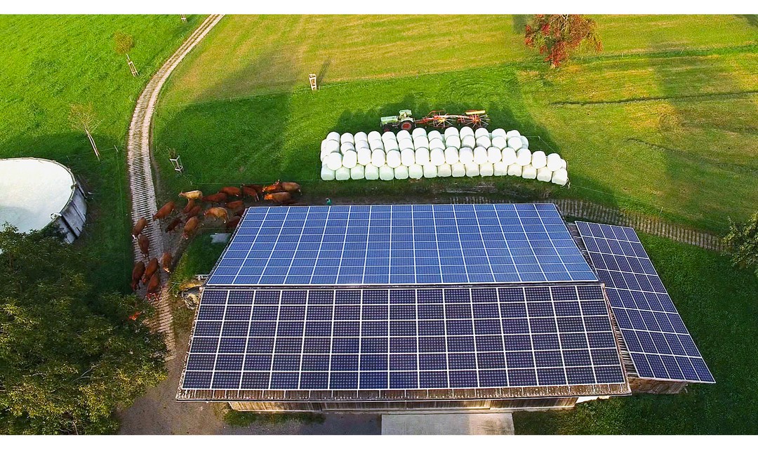 Bauernhof aus der Vogelperspektive mit Photovoltaik-Dach