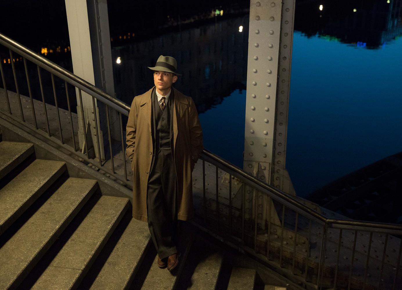 Mann auf Treppe. Düstere Stimmung