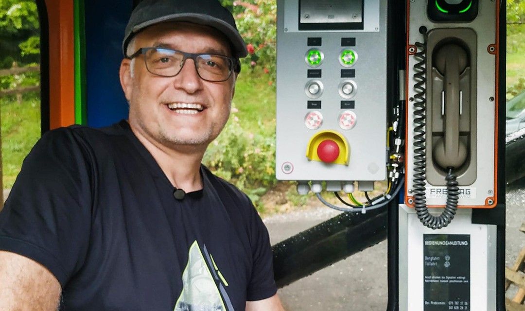 Marcel Hähni steht in einer Seilbahnkabine und schaut in die Kamera