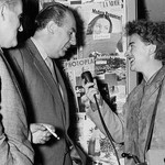 "Echo der Zeit"-Korrespondentin Annemarie Schwyter während eines Interviews, das Aufnahmegerät unter den Arm geklemmt. (Foto: 1956)