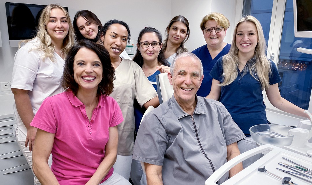 Foto: Mona Vetsch mit dem Team der Zahnarztpraxis Asper