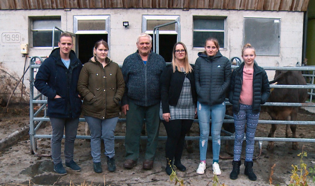 Die Bauernfamilie Epp steht vor ihrem Hof in Uri.