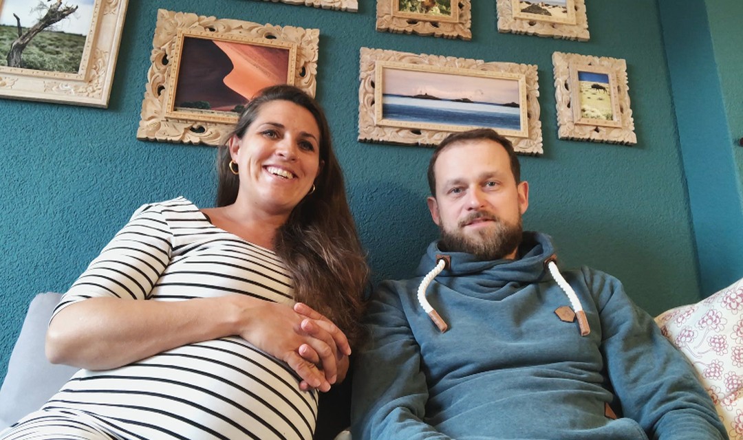 Die werdenden Eltern Simone und Michael Barmettler in ihrem Wohnzimmer