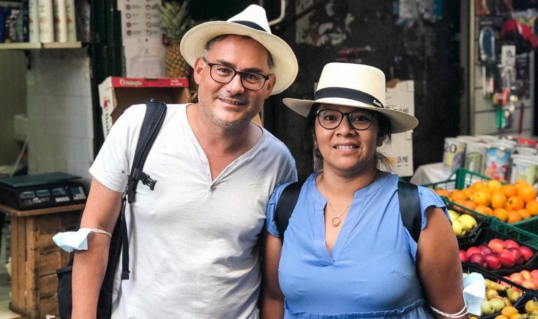 Alessandro und Anschi schlendern durch einen Markt in Neapel.