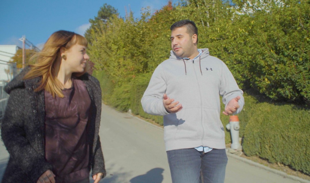 Rika Brune und Raeif Al Habash sind zusammen auf der Strasse unterwegs