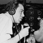 Interview im Cockpit: Heiner Gautschy, die legendäre "Stimme aus New York", interviewt fürs "Echo der Zeit" einen Piloten im Cockpit. (Foto 1949)