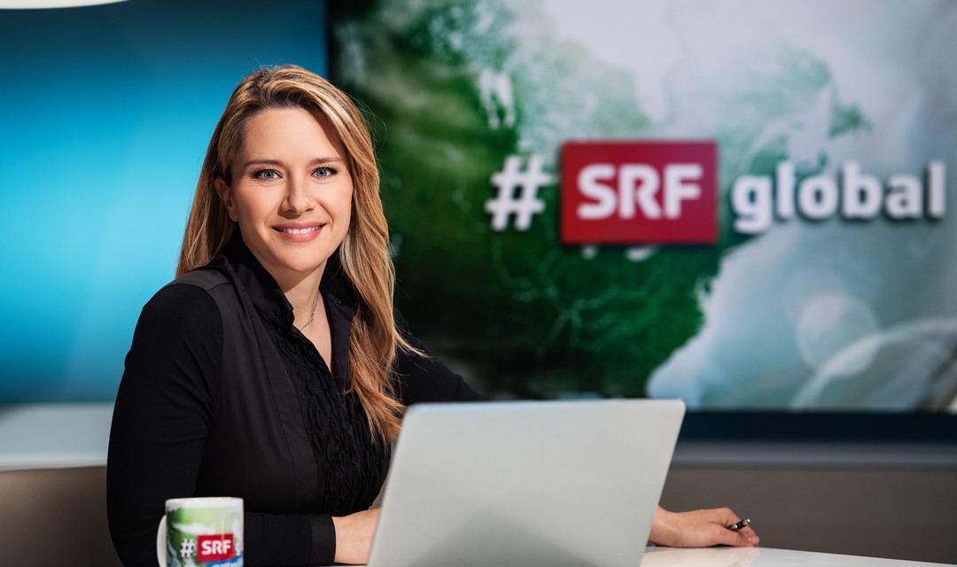 Moderatorin Wasiliki Goutziomitros vor dem #SRFglobal Logo
