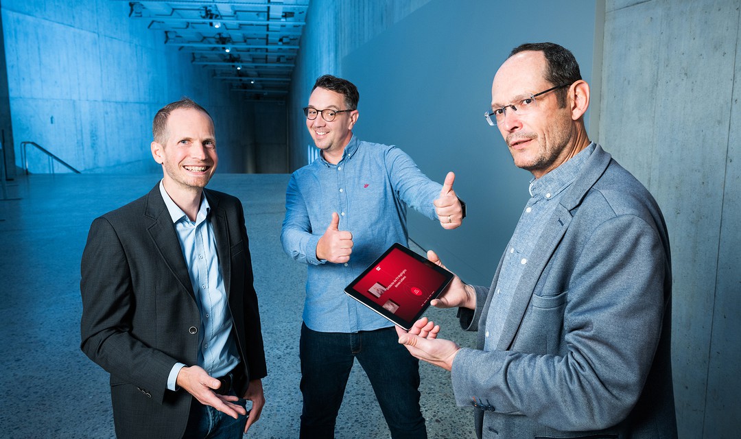 Christian Vogg (rechts), Archivleiter SRF und Metadatenmanager, mit «SRF Timelines»-Mitentwickler Stefan Weber (Mitte), Agentur Kontour (Design), und Kai Jauslin von der Firma Nextension (Applikationsentwicklung) im Zürcher Landesmuseum.