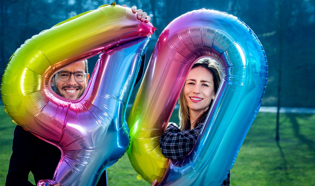 Jonathan Fisch und Claudia Weber mit zwei Ballons, welche die Zahl 40 darstellen.
