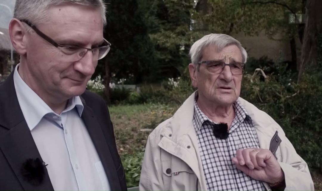 Nationalrat Andreas Glarner beim Spazieren mit seinem Vater Hans-Rudolf Glarner im Volksgarten in Glarus