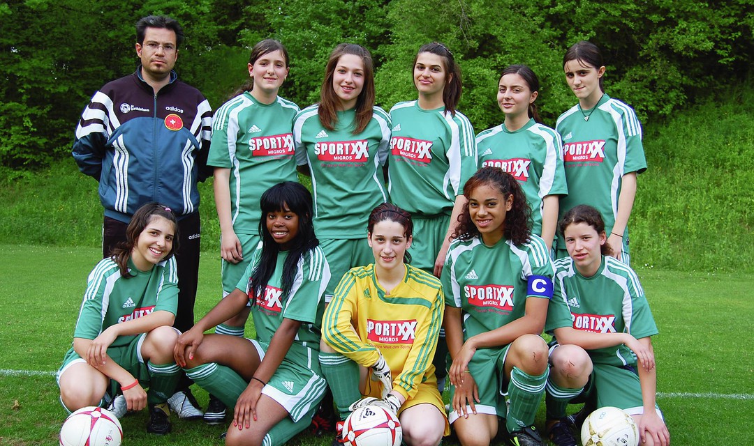 Ein Team-Foto des Frauenteams des FC Bethlehem. Sie tragen grüne Trikots und schauen in die Kamera.