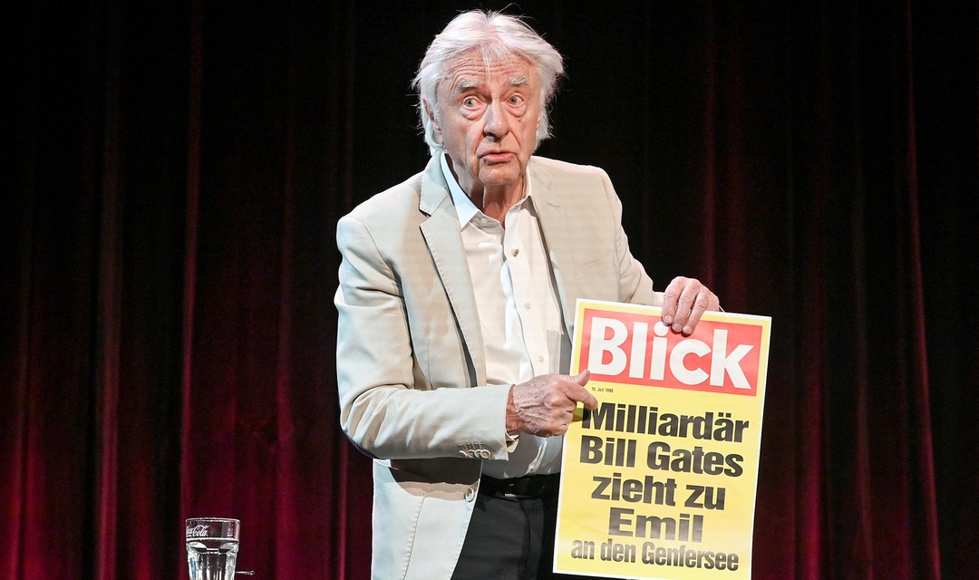 Foto: Emil Steinberger mit einem Plakat in der Hand