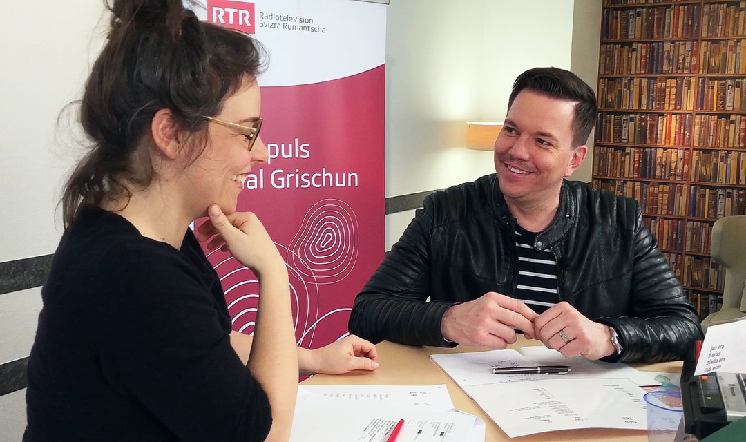 Sven Epiney paukt zusammen mit einer Lehrerin Rätoromanisch