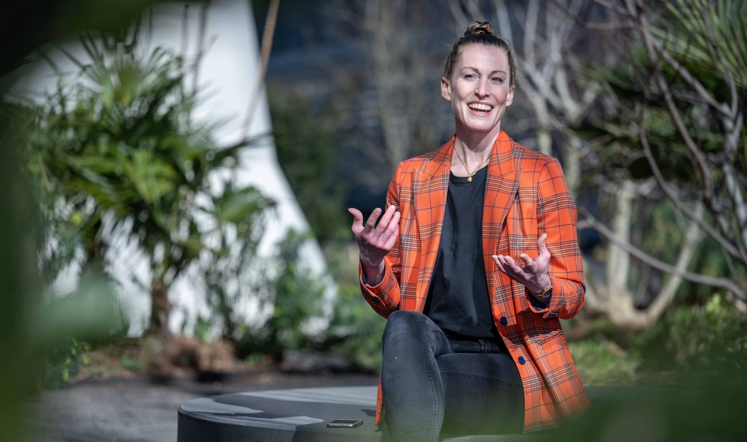 Laura Köppen im Mediengarten von SRF.