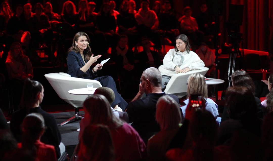 Fussballerin Ramona Bachmann im Gespräch mit Moderatorin Judith Wernli