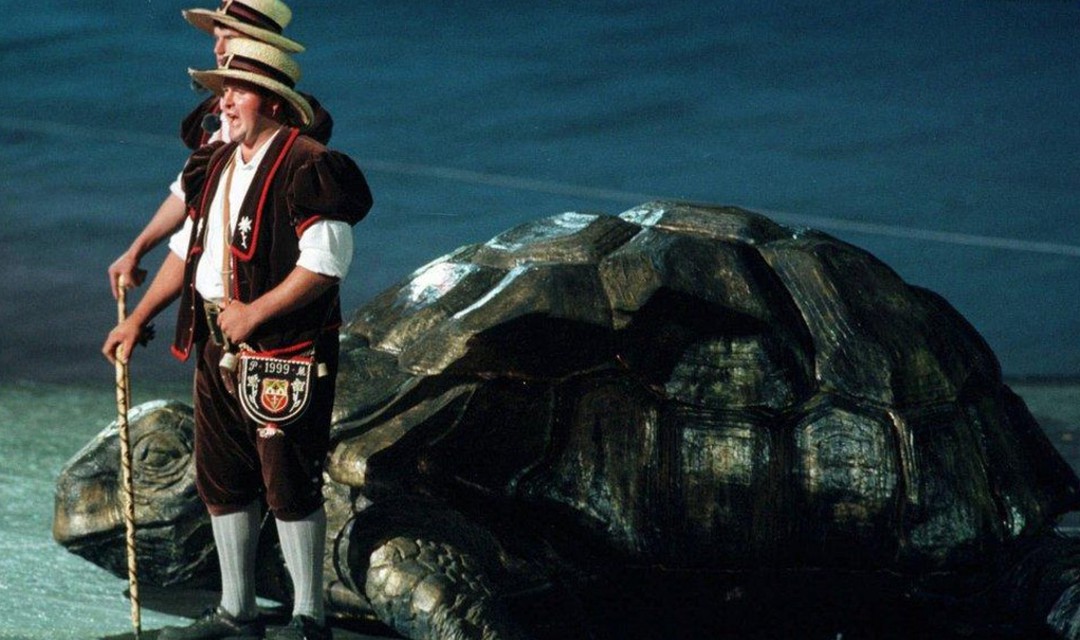 Zwei Jodler mit Riesenschildkröte auf der Bühne der Fête des Vignerons