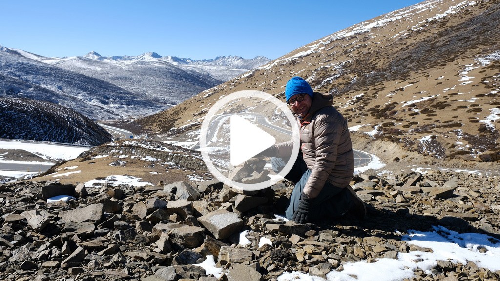Pascal Nufer posiert im Himalaya-Gebirge für ein Foto