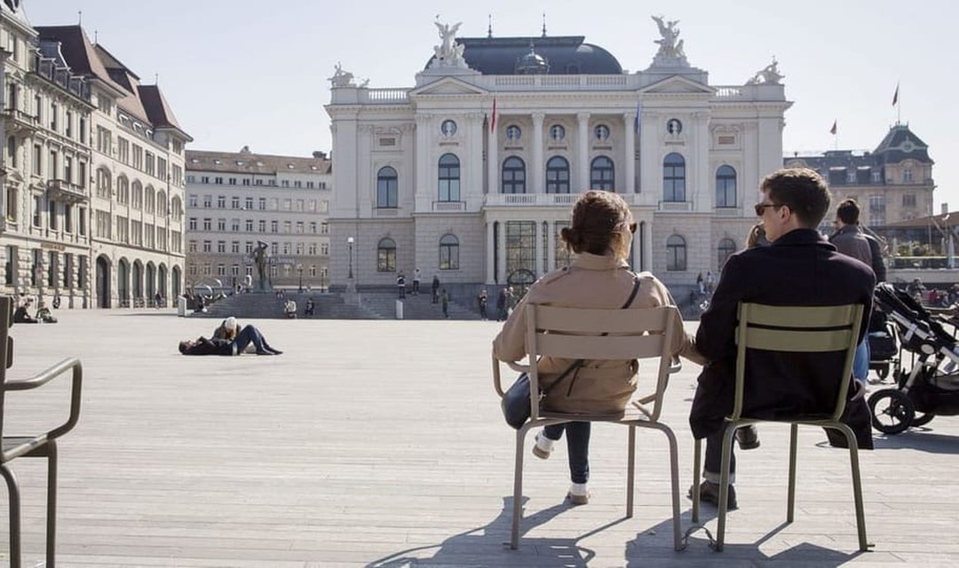 Zwei Personen sitzen auf dem Zürcher Sechseläutenplatz