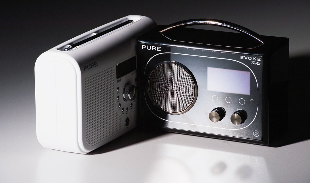 Zwei DAB+ Radios vor dunklem Grund