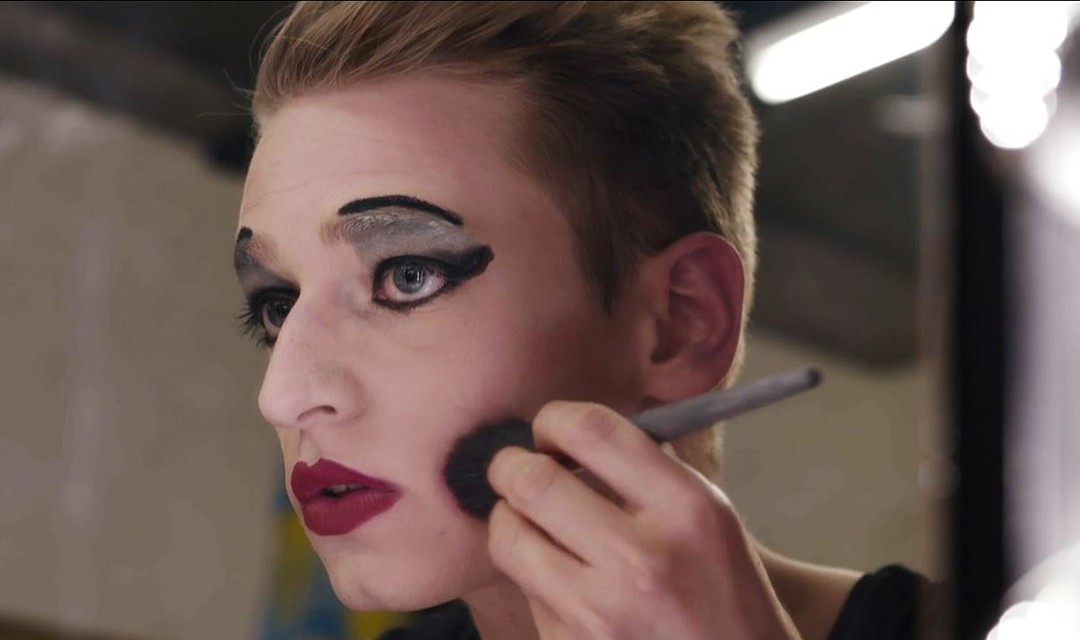 Student Tobias Urech schminkt sich als Dragqueen