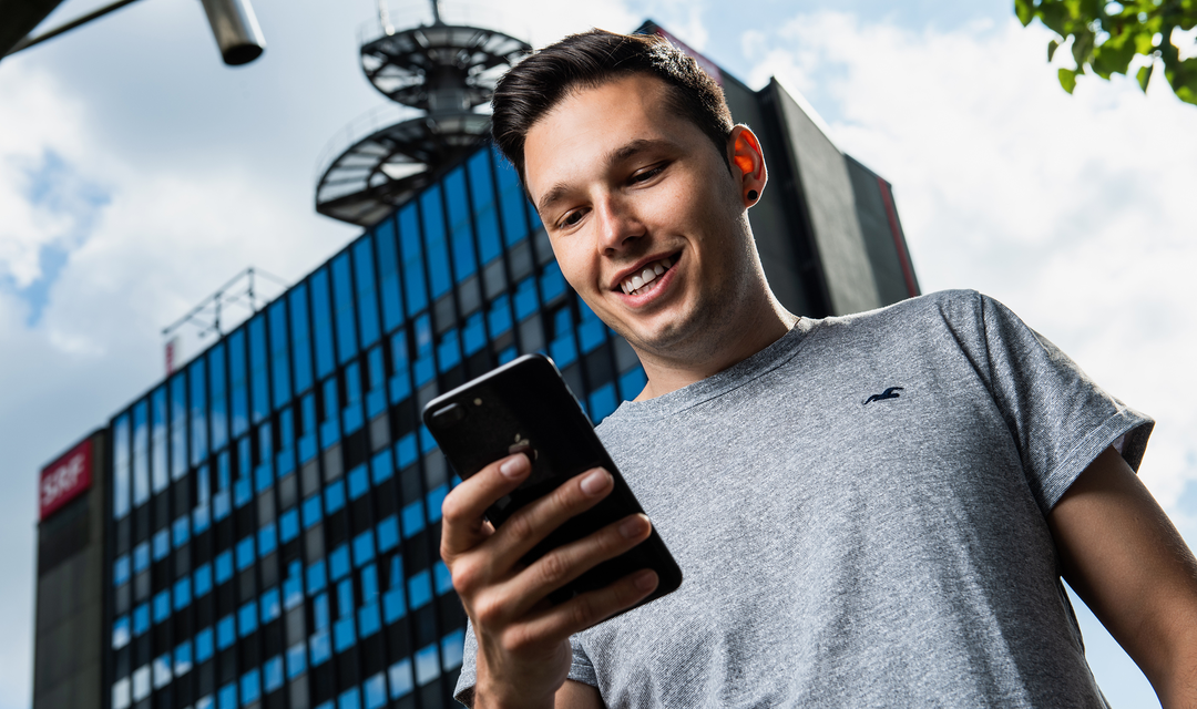 Foto Joel Grolimund mit Handy in der Hand