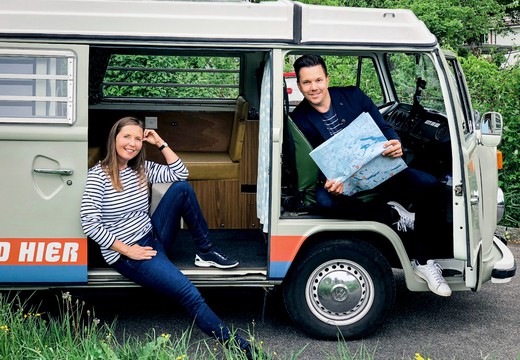 Bild von «heute und hier»: Sven Epiney und Gabriele Müller-Ferch unterwegs im Solarbus