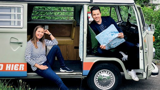 Bild von «heute und hier»: Sven Epiney und Gabriele Müller-Ferch unterwegs im Solarbus