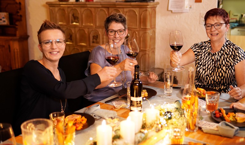 Drei Landfrauen beim gemeinsamen Dinner