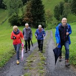 Der Regieleiter mit Karl Grafs drei «Mitstreiter*innen» Maurus Adam, Andrea Scheuber und Stefanie Stupf (von rechts) auf dem Rückmarsch von der ersten Station, der Renggkapelle, in Hergiswil.