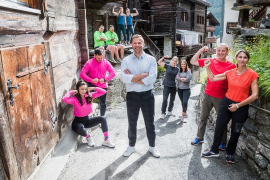 Bild von Die fünf Teams von «Game of Switzerland» mit Moderator Jonny Fischer