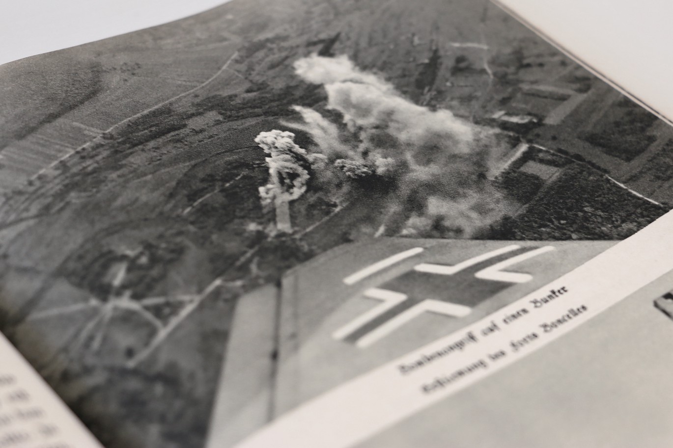 Die NS-Propaganda inszenierte den Krieg als sauberen Einsatz ohne Opfer – oft auch mit spektakulären Bildern aus der Luft.