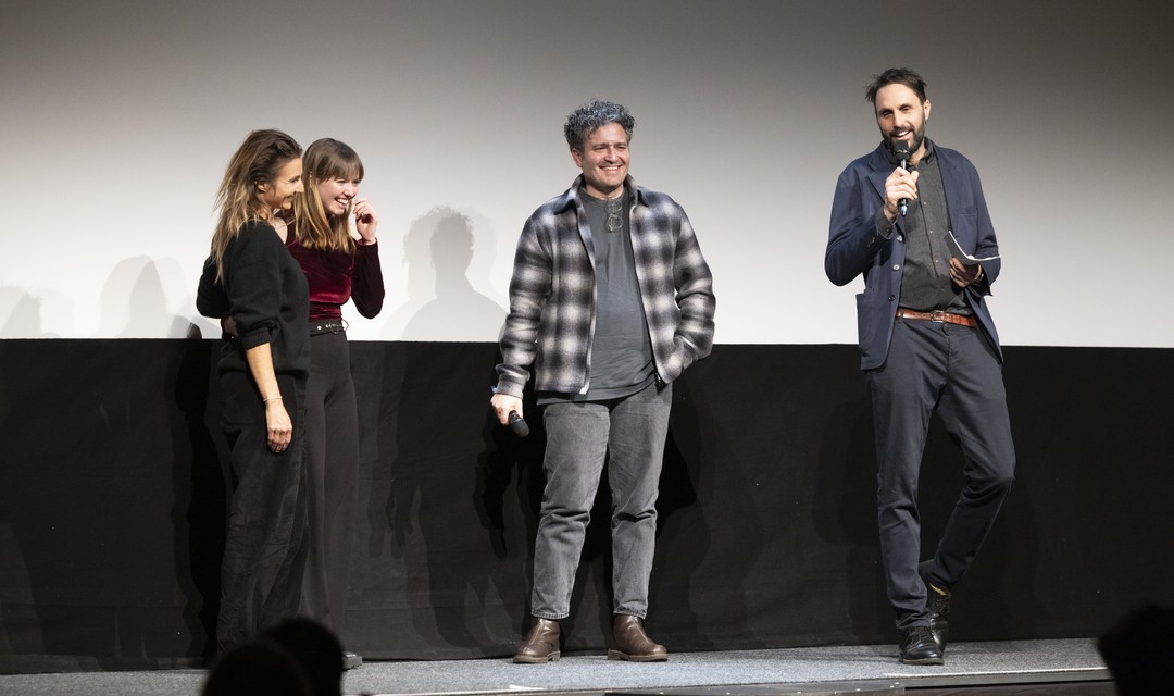 Foto der L'ultim Rumantsch-Crew auf der Bühne