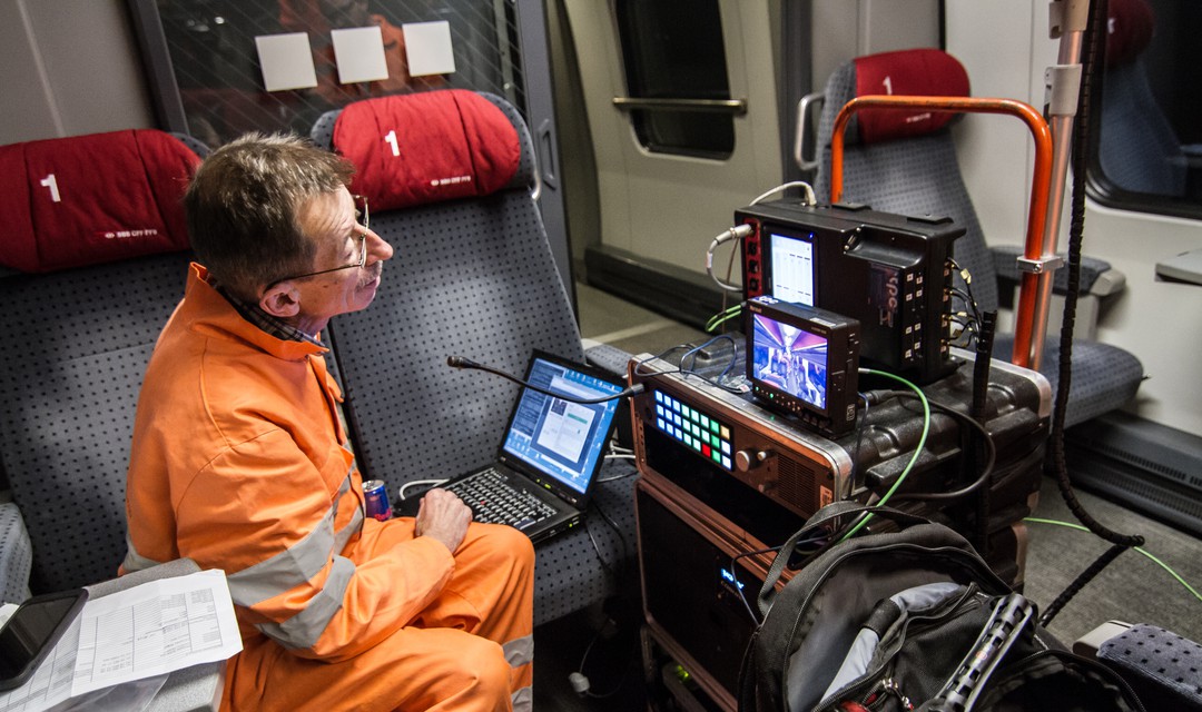 tpc-Techniker Biner im Zug im Gotthard-Tunnel